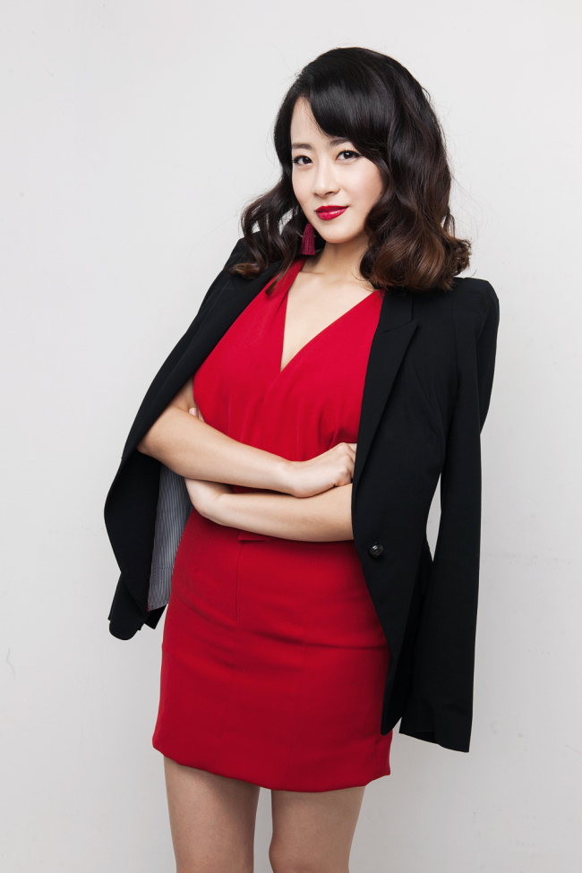 류현경(탤런트/영화배우/프레인TPC)
이달들어 인기 여배우를 주인공으로 내세운 연극들이 잇따라 개막한다. 국민엄마 김혜자와 탄탄한 연기력의 김성령, 개성있는 배우 류현경이 연극 무대에서 관객들과 만난다.