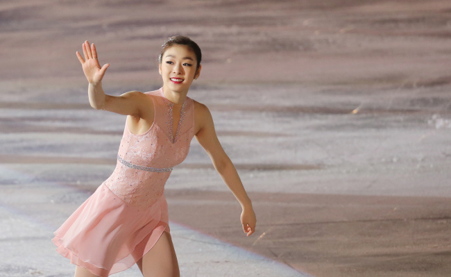 김연아(스케이트선수)
South Korea's figure skating icon Kim Yu-na bid emotional farewell Tuesday to her fans at home and abroad displaying perfect performances on her ice shows.