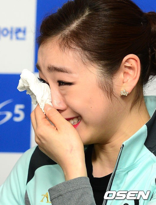 김연아(스케이트선수)
피겨여왕 김연아가 아이스쇼에서 은퇴 무대를 가진 뒤 기자회견에서 눈물을 보였다.