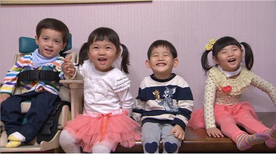 해마다 5월, 지난 9년간 안방을 찾았던 MBC ‘휴먼다큐 사랑’이 돌아왔다. 9년의 시간동안 시청률은 부쩍 줄었지만 몇 개의 숫자보다 가치있는, 묵직하고 따뜻한 ‘사랑 이야기’는 절망이 삼켜버린 안방에 금세 희망을 채워넣었다.
지난 6일 MBC ‘휴먼다큐-사랑’ 첫 회분이 배우 유인나의 담백한 목소리와 함께 안방을 찾았다.