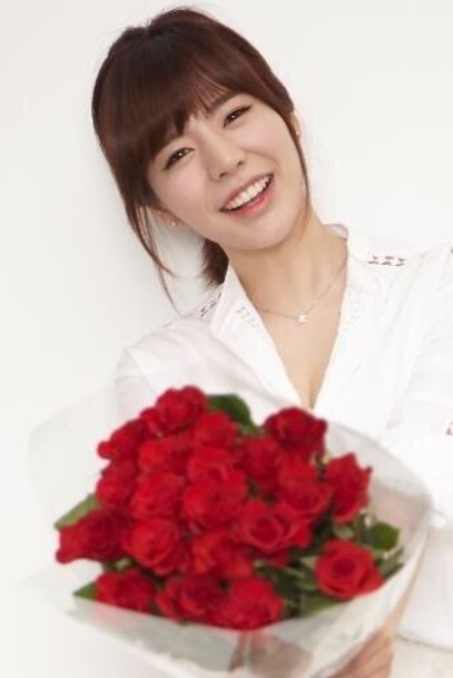 써니(이순규/가수/소녀시대)
오는 12일부터 MBC FM4U(서울/경기 91.9MHz)의 ‘FM데이트’(밤 8시~10시)를 진행하는 소녀시대 멤버 써니의 새 DJ프로필 사진이 공개됐다.