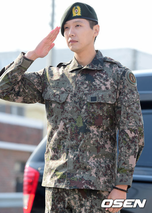 지현우(영화배우/가수)
갓 제대한 배우 지현우가 KBS2 새 월화드라마 ‘트로트의 연인’을 통해 2년 만에 안방으로 돌아온다.지난 6일 2년 간의 군복무를 마치고 돌아온 지현우는 오는 6월 첫 방송될 ‘트로트의 연인’의 남자 주인공 장준현 역에 캐스팅돼 대한민국 안방에 트로르 열풍을 몰고 올 전망이다.