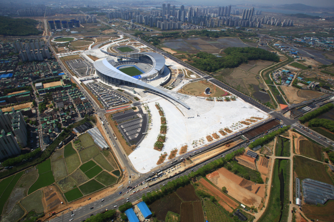 40억 아시아인의 축제의 장인 제17회 인천아시아경기대회의 주무대가 될 인천아시아드주경기장이 위용을 드러냈다.
7일 인천시에 따르면 인천시 서구에 위치한 인천아시아드주경기장은 사업비 4900억원을 들여 대지면적 63만1975㎡, 연면적 11만3620㎡, 관람석 6만1944석 규모로 건립됐다.<사진>