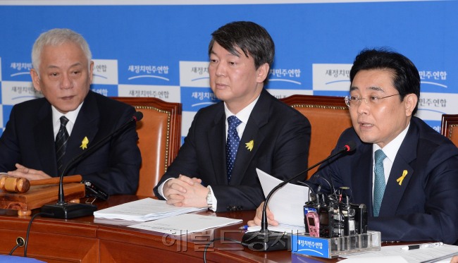 전병헌 새정치민주연합 원내대표가  7일 오전 국회에서 열린 최고위원 및 여객선 침몰사고 대책위원장단  연석회의에 참석해 원내대표로서 마지막회의에  모두발언을 하고 있다.이길동기자.gdlee@heraldcorp.com
전병헌 새정치민주연합 원내대표가  7일 오전 국회에서 열린 최고위원 및 여객선 침몰사고 대책위원장단  연석회의에 참석해 원내대표로서 마지막회의에  모두발언을 하고 있다.이길동기자.gdlee@heraldcorp.com
전병헌 새정치민주연합 원내대표가  7일 오전 국회에서 열린 최고위원 및 여객선 침몰사고 대책위원장단  연석회의에 참석해 원내대표로서 마지막회의에  모두발언을 하고 있다.이길동기자.gdlee@heraldcorp.com