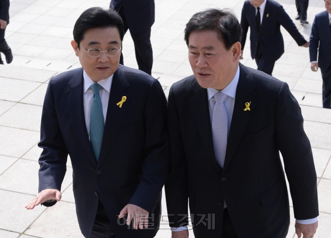 7일 오전 국회에서  임기를  마치는 전병헌.최경환 양당원내대표가  지난 3일 별세한 故 박준규 전 국회의장의 노제에 참석한 뒤  이야기를 나누고 있다.이길동기자.gdlee@heraldcorp.com
7일 오전 국회에서  임기를  마치는 전병헌.최경환 양당원내대표가  지난 3일 별세한 故 박준규 전 국회의장의 노제에 참석한 뒤  이야기를 나누고 있다.이길동기자.gdlee@heraldcorp.com
7일 오전 국회에서  임기를  마치는 전병헌.최경환 양당원내대표가  지난 3일 별세한 故 박준규 전 국회의장의 노제에 참석한 뒤  이야기를 나누고 있다.이길동기자.gdlee@heraldcorp.com