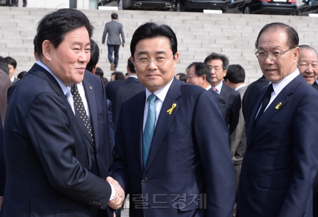 7일 오전 국회에서  임기를  마치는 전병헌.최경환 양당원내대표가  지난 3일 별세한 故 박준규 전 국회의장의 노제에 참석한 뒤  이야기를 나누고 있다.이길동기자.gdlee@heraldcorp.com
7일 오전 국회에서  임기를  마치는 전병헌.최경환 양당원내대표가  지난 3일 별세한 故 박준규 전 국회의장의 노제에 참석한 뒤  이야기를 나누고 있다.이길동기자.gdlee@heraldcorp.com