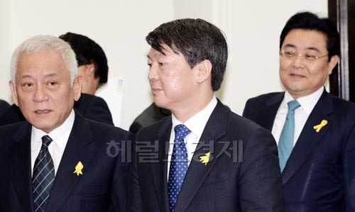 김한길(좌부터/국회의원/전장관/새정치민주연합공동대표),안철수(국회의원/새정치민주연합공동대표),전병헌(국회의원/정당인/새정치민주연합원내대표)
김한길 새정치민주연합 공동대표가 7일 오전 국회에서 열린 최고위원 및 여객선 침몰사고 대책위원장단 연석회의에 참석하기위해 회의장에 들어오고있다.