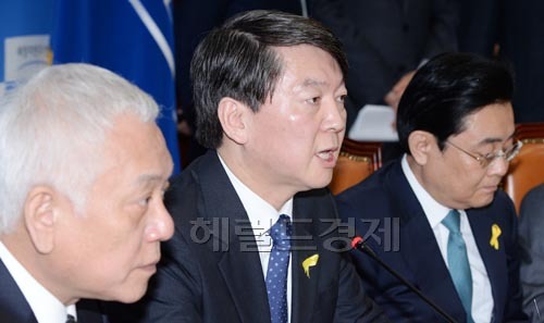 김한길(좌부터/국회의원/전장관/새정치민주연합공동대표),안철수(국회의원/새정치민주연합공동대표),전병헌(국회의원/정당인/새정치민주연합원내대표)
안철수 새정치민주연합 공동대표가 7일 오전 국회에서 열린 최고위원 및 여객선 침몰사고 대책위원장단 연석회의에 참석해 모두발언을 하고 있다.
“안대표는 이날 회의에서 세월호 침몰참사와 관련 ”이제는 사고 수습과 동시에 유가족들의 요구대로 진상 규명을 시작할 때“라며 ”5월에도 국회를 열어 세월호 참사의 진상을 규명해야 한다“고 말했다.