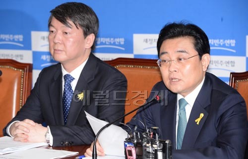 안철수(좌부터/국회의원/새정치민주연합공동대표),전병헌(국회의원/정당인/새정치민주연합원내대표)
전병헌 새정치민주연합 원내대표가 7일 오전 국회에서 열린 최고위원 및 여객선 침몰사고 대책위원장단 연석회의에 참석해 모두발언을 하고 있다.
이날로 원내대표 임기를 마치는 전병헌 원내대표는 이날 회의에서 세월호 침몰참사와 관련 “관련 상임위 활동은 물론 국정조사와 청문회는 유가족 뿐 아니라 국민적 요구다. 당장 오늘부터라도 이같은 준비가 돼야 한다”며 세월호 참사 책임규명 및 대책 마련을 위한 국정조사와 청문회가 차질없이 진행돼야 한다고 말했다.