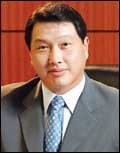 최태원(기업인/SK회장)
최태원<사진> SK그룹 회장이 지난해 계열사에서 받은 보수 301억원을 전액 사회에 환원한다. 또 수백억원이 될 것으로 보이는 지난해 성과급과 올 들어 3월까지의 보수도 받지 않기로 했다.