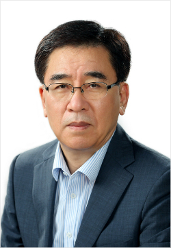 김의준(예술기관단체인/국립오페라단예술감독)
Kim Eui-joon, former chief of the Korea National Opera, took office Wednesday as CEO of Lotte Hall, a classical concert hall being built in Jamsil, Seoul, by the eponymous conglomerate.
Kim Eui-joon
Kim Eui-joon