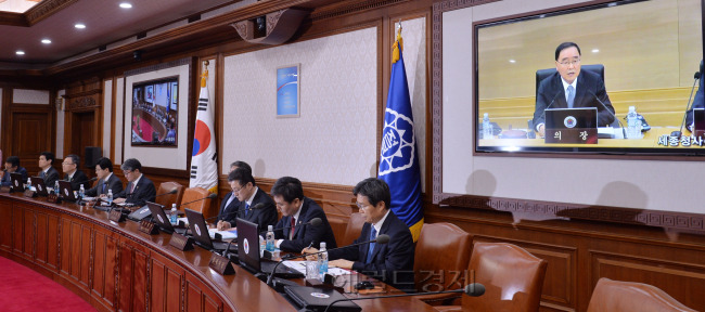 7일 오전 서울정부청사와 세종정부청사에서 영상 국무회의가 열린 가운데 정홍원 국무총리가 회의를 주재하고 있다.