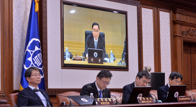 7일 오전 서울정부청사와 세종정부청사에서 영상 국무회의가 열린 가운데 정홍원 국무총리가 회의를 주재하고 있다.