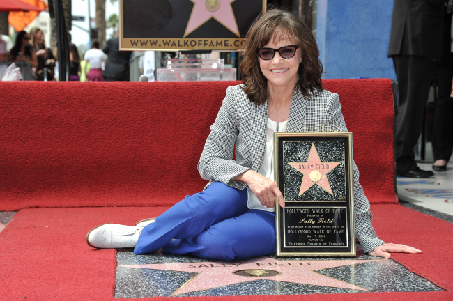 샐리필드(SallyField/영화배우)
Oscar-winning U.S. actress Sally Field finally got a star on Hollywood’s storied Walk of Fame on Monday, more than three decades after she earned her first Academy Award.
Actress Sally Field poses on her star at a dedication ceremony on the Hollywood Walk of Fame in Los Angeles on Monday.   AP-Yonhap