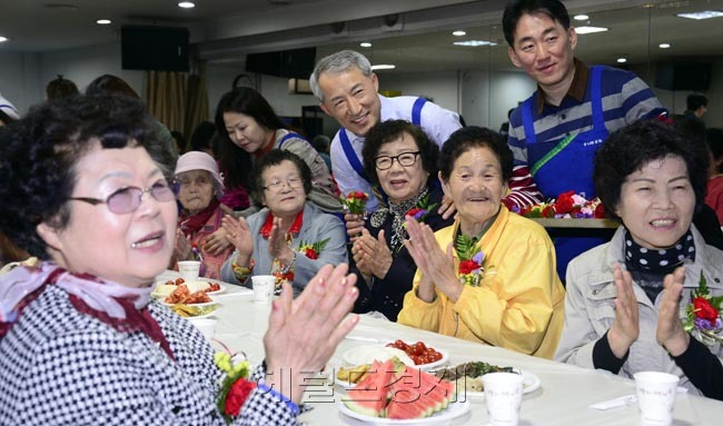 농협 하나로클럽과 하나로마트를 운영하는 농협유통이 어버이날을 하루 앞둔 7일 오전 서울 송파구 잠실종합사회복지관에서 인근 지역 어르신 300여명을 모시고 무료배식 봉사활동을 열고 있다. 김청룡 농협유통 대표이사(뒷줄 오른쪽 두번째)와 임직원들이 배식에 앞서 어르신들에게 카네이션을 달아드리고 있다.