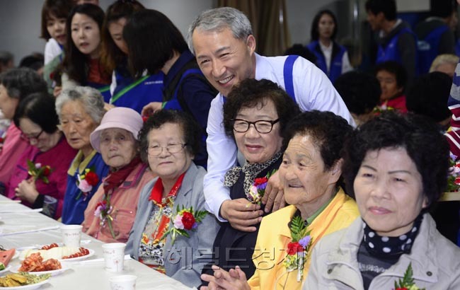 농협 하나로클럽과 하나로마트를 운영하는 농협유통이 어버이날을 하루 앞둔 7일 오전 서울 송파구 잠실종합사회복지관에서 인근 지역 어르신 300여명을 모시고 무료배식 봉사활동을 열고 있다. 김청룡 농협유통 대표이사(뒷줄 오른쪽 두번째)와 임직원들이 배식에 앞서 어르신들에게 카네이션을 달아드리고 있다.
