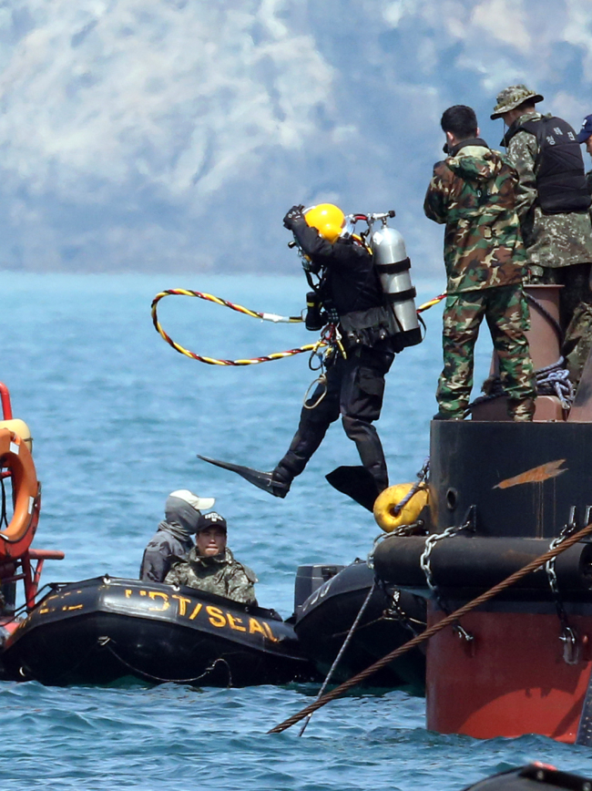 A diver jumps into the waters off Jindo Island, South Jeolla Province. Yonhap