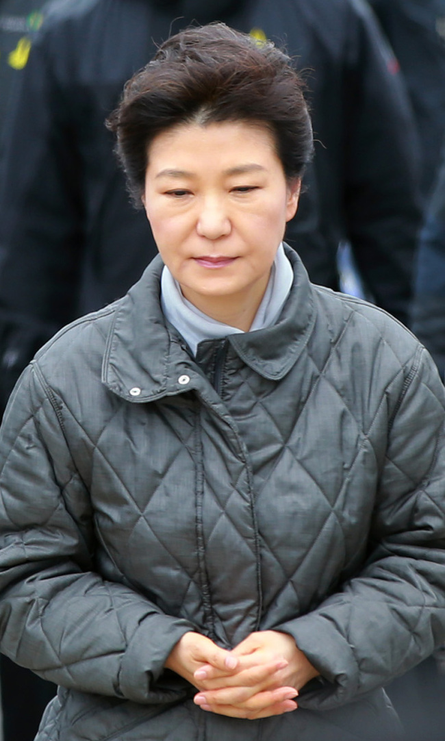 박근혜(대통령/대한민국대통령)
President Park Geun-hye has delivered two public apologies over the government’s mishandling of the ferry disaster since last week. But they don’t seem to have worked: They have neither soothed the angry public nor helped them move on from the tragedy.
President Park Geun-hye