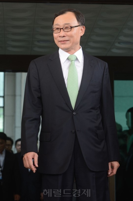 채동욱(전검찰총장)
검찰이 채동욱(56) 전 검찰총장의 혼외아들로 지목된 채모(12) 군이 채 전 총장의 아들이 맞다고 사실상 확인했다.
김명섭 기자 msiron@heraldcorp.com