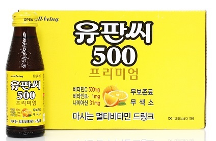 유유제약(대표 유승필)은 비타민C, 비타민 B2, 나이아신 등이 함유된 비타민드링크 ‘유판씨500 프리미엄’<사진>을 출시했다고 7일 밝혔다. 기존 비타민제인 유판씨가 갖고 있는 비타민C를 액체 드링크제로 바꿔 먹기 편하도록 한 제품이다.
유판씨는 유유제약이 1962년 6월 상표등록 한 이후 53년 간 남녀노소 사랑을 받고 있는 역사와 신뢰의 비타민C 브랜드다.