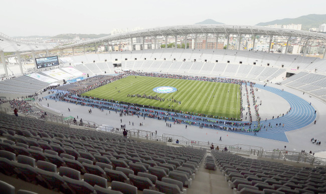 A total of 2,014 citizens and guests cut a ribbon to mark the opening of the main stadium of the 2014 Incheon Asian Games in a ceremony Wednesday. The Asian Games will be held in Incheon from Sept. 19 to Oct. 4.   Yonhap