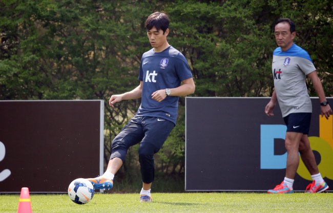 Korea’s Park Chu-young has been undergoing his rehab program under the watchful eyes of the national team trainer. (Yonhap)
