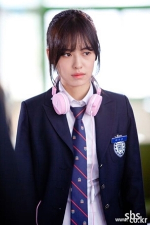 지우(최지우/영화배우)
이승기와 차승원, 고아라, 안재현 등의 출연으로 화제를 모은 SBS 새 수목드라마 ‘너희들은 포위됐다’가 7일 첫 방송되는 가운데, 아역배우 지우가 고아라에게 감사한 마음을 털어놨다.