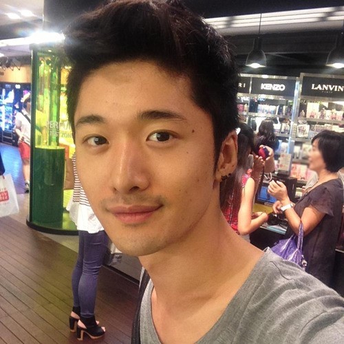 김재웅(패션디자이너/비엔베투디자이너)
‘셰어하우스’에 출연 중인 디자이너 김재웅이 방송중 커밍아웃을 선언해 화제를 모으고 있다.