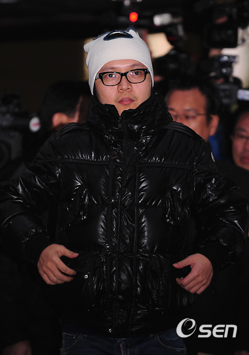 신정환(가수/MC/아이에스엔터미디어그룹)
‘도박 물의’ 이후 자숙에 들어간 방송인 신정환이 열애 중인 것으로 알려졌다.
