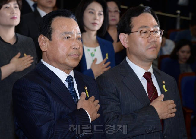 이완구 새누리당원내대표후보와 주호영 정책위의장 후보가  8일 오전 국회에서 열린 의원총회에 참석해 국민의례를 하고 있다.이길동기자.gdlee@heraldcorp.com
이완구 새누리당원내대표후보와 주호영 정책위의장 후보가  8일 오전 국회에서 열린 의원총회에 참석해 국민의례를 하고 있다.이길동기자.gdlee@heraldcorp.com
새누리당의 새로운 원내대표로 선출된 이완구(왼쪽) 의원과 정책위의장으로 선출된 주호영 의원이 8일 오전 의원총회에 참석해 국민의례를 하고 있다. 이들은 원내대표-정책위의장 러닝메이트 후보로 단독 신청했으며, 투표 없이 박수로 합의 추대됐다.  이길동 기자/gdlee@