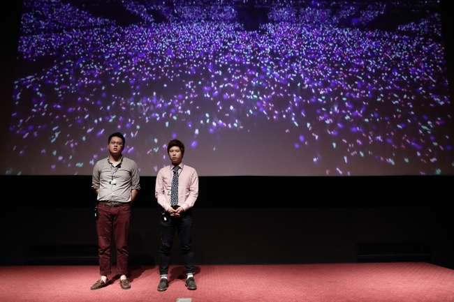 Filmmaker Joey Ye-hwan (right) makes a presentation about his documentary project “ROCK U” at Jeonju Project Market’s documentary pitching session on May 3.   JIFF