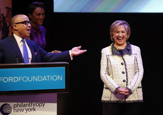 Ford Foundation president Darren Walker (left) introduces former Secretary of State Hillary Rodham Clinton and television journalist Robin Roberts to the stage during a talk at the Philanthropy New York’s annual meeting, held at the Ford Foundation in New York, Wednesday.   AP-Yonhap