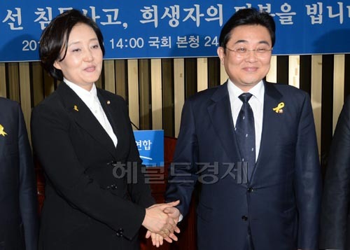박영선(좌부터/국회의원/정당인/새정치민주연합원내대표),전병헌(국회의원/정당인/새정치민주연합원내대표)
박영선 새정치민주연합 신임원내대표가 8일 오후 국회에서 열린 의원총회에서 원내대표로 당선된후 전병헌 전원내대표와 악수를 하고 있다.
박원내대표는 이날 원내대표 경선 정견발표에서 “세월호 참사에 대한 국정조사와, 대책위 구성을 국회가 주도하는 것은 너무도 당연한 일”이라면서 “세월호국회는 진상규명과 피해자를 위한 특별법 제정이 무엇보다 중요하다”고 말했다.