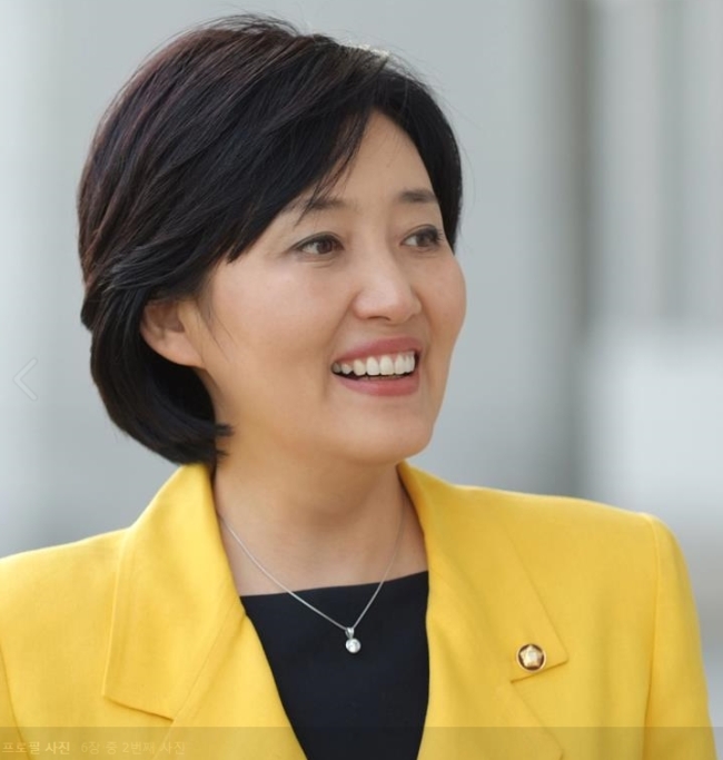 박영선(국회의원/정당인/새정치민주연합원내대표)
헌정 사상 처음으로 여성 원내대표 기록을 세운 새정치민주연합의 박영선(서울 구로을) 신임 원내대표는 앵커로 대중에게 널리 알려진 인물이다.