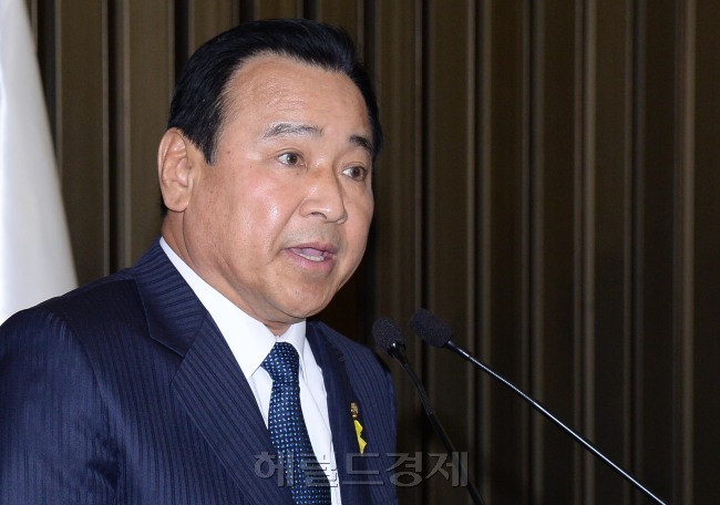 이완구새누리당 신임원내대표가  8일 오전 국회에서 열린 의원총회에 참석해 원내대표로 선출된후 인사말을 하고 있다.이길동기자.gdlee@heraldcorp.com
이완구새누리당 신임원내대표가  8일 오전 국회에서 열린 의원총회에 참석해 원내대표로 선출된후 인사말을 하고 있다.이길동기자.gdlee@heraldcorp.com
이완구새누리당 신임원내대표가  8일 오전 국회에서 열린 의원총회에 참석해 원내대표로 선출된후 인사말을 하고 있다.이길동기자.gdlee@heraldcorp.com