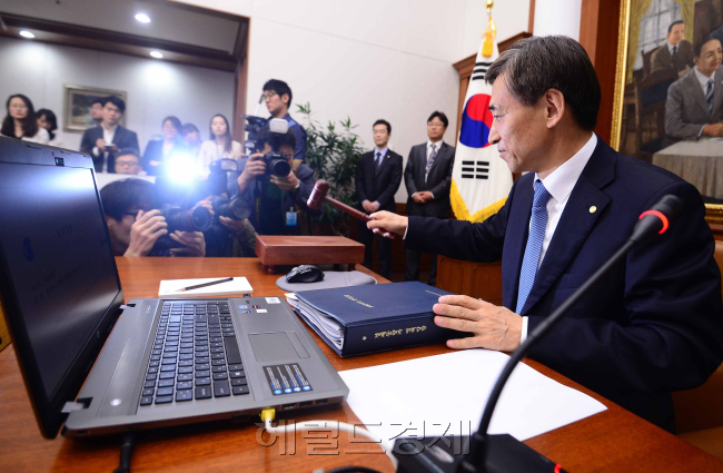 이주열 한국은행 총재가 9일 오전 서울 남대문로 한국은행에서 열린 5월 통화정책방향 금융통화위원회 본회의에서 의사봉을 두드리고 있다. <br /><br />이상섭기자/ babtong@heraldcorp.com
이주열 한국은행 총재가 9일 오전 서울 남대문로 한국은행에서 열린 5월 통화정책방향 금융통화위원회 본회의에서 의사봉을 두드리고 있다.
이상섭기자/ babtong@heraldcorp.com