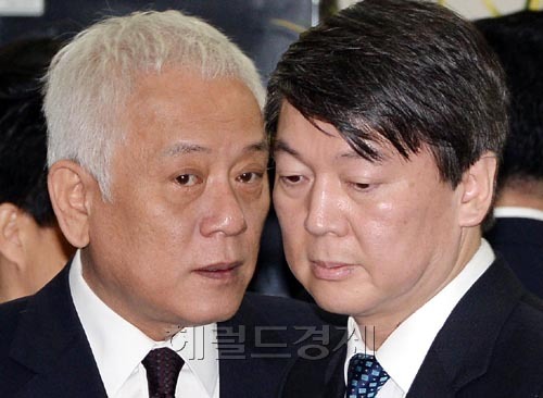 김한길(좌부터/국회의원/전장관/새정치민주연합공동대표),안철수(국회의원/새정치민주연합공동대표)
김한길.안철수 새정치민주연합 공동대표가 9일 오전 국회에서 열린 최고위원 및여객선 침몰사고 대책위원장단 연석회의에 참석하기위해 회의장에 들어오고 있다.