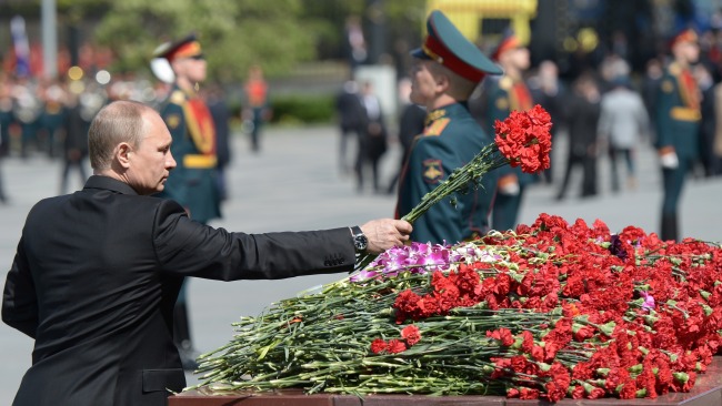 Russian President Vladimir Putin lays flowers during a ceremony at the Tomb of Unknown Soldier in Moscow on Thursday.   AP-Yonhap