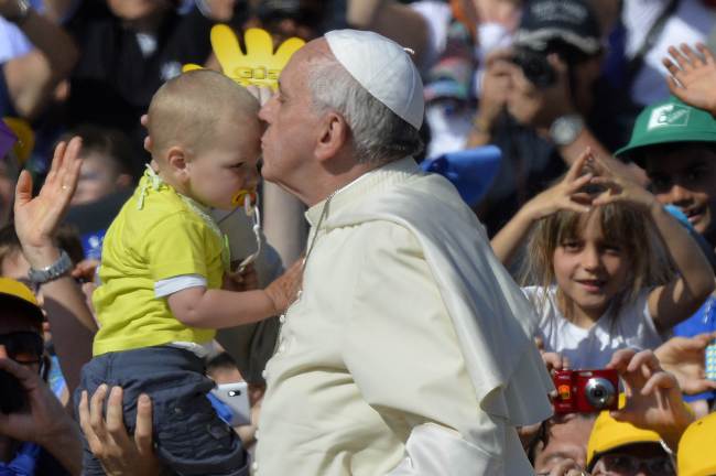 <YONHAP PHOTO-0255> TOPSHOTS..Pope Francis kisses a child as he arrives for an audience with Catholic schools at St Peter's square on May 10, 2014 at the Vatican. AFP PHOTO / ANDREAS SOLARO../2014-05-11 08:10:57/ <저작권자 ⓒ 1980-2014 ㈜연합뉴스. 무단 전재 재배포 금지.>
Pope Francis kisses a child as he arrives for an audience with Catholic schools at St. Peter’s Square at the Vatican on Saturday.   AFP-Yonhap