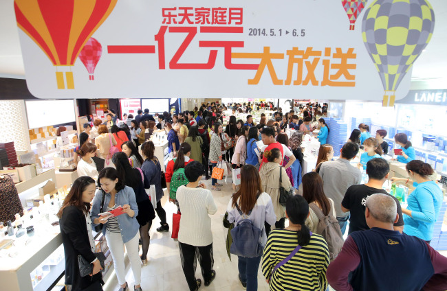 The Korean cosmetics brand zone of a Lotte duty free shop in downtown Seoul is packed with Chinese travelers visitors Korea during Chinese New Year holidays.   Yonhap.