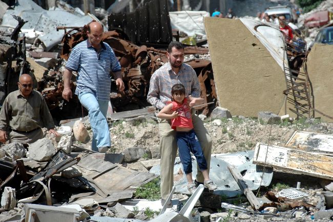 <YONHAP PHOTO-0256> TOPSHOTS..Syrians walk amid debris as they return to the Juret al-Shayah district of the central city of Homs on May 10, 2014, a day after the last Syrian rebels left the city's neighbourhood under an evacuation deal that hands the government a symbolic victory. Rebel forces in the Old City were under government siege for nearly two years before the deal to evacuate, and regime troops shelled the area almost daily throughout. AFP PHOTO / STR../2014-05-11 08:11:06/ <저작권자 ⓒ 1980-2014 ㈜연합뉴스. 무단 전재 재배포 금지.>
Syrians walk amid debris as they return to the Juret al-Shayah district of the central city of Homs on Saturday.   AFP-Yonhap
