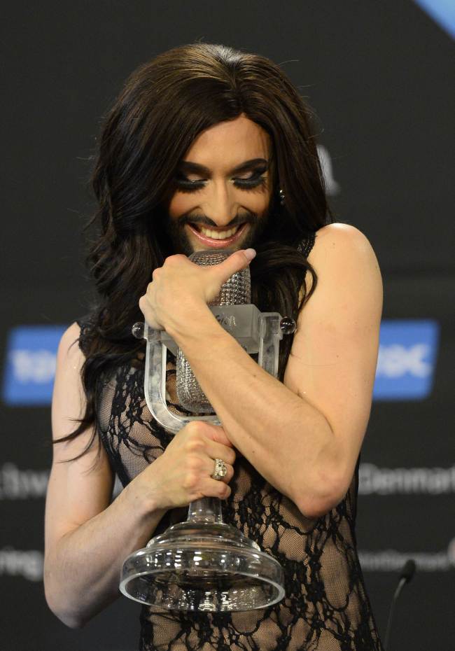 <YONHAP PHOTO-0297> Conchita Wurst representing Austria poses with the trophy after a press conference after winning the Eurovision Song Contest 2014 Grand Final in Copenhagen, Denmark, on May 11, 2014. Austria won this year's Eurovision Song Contest with "Rise Like a Phoenix" sung by bearded drag queen Conchita Wurst. AFP PHOTO/JONATHAN NACKSTRAND../2014-05-11 09:09:02/ <저작권자 ⓒ 1980-2014 ㈜연합뉴스. 무단 전재 재배포 금지.>
Conchita Wurst, representing Austria, poses with the trophy in a press conference after winning the Eurovision Song Contest 2014 Grand Final in Copenhagen, Denmark, Saturday.   AFP-Yonhap