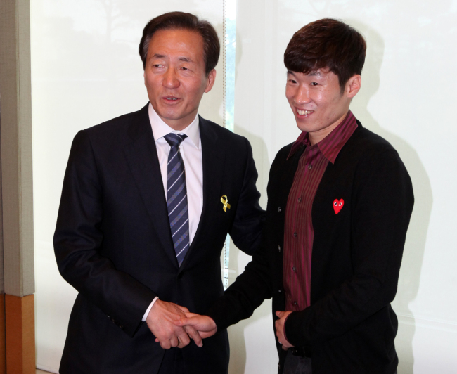정몽준 의원이 11일 오전 여의도 메리어트 호텔에서 박지성을 만나고 있다. 한 시즌 간 네덜란드 프로축구 PSV에인트호번에서 임대 생활을 보낸 박지성은 지난 8일 귀국했다. (연합)