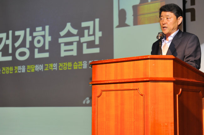 김혁수(기업인/한국야쿠르트대표이사사장)
한국야쿠르트가 10일 창립 45주년을 맞아 서울 잠원동 본사 강당에서 김혁수<사진> 사장 등 임직원들이 참석한 가운데 새로운 기업가치 ‘건강한 습관’을 선포하고 가치관경영에 기업역량을 집중하기로 했다고 12일 밝혔다.