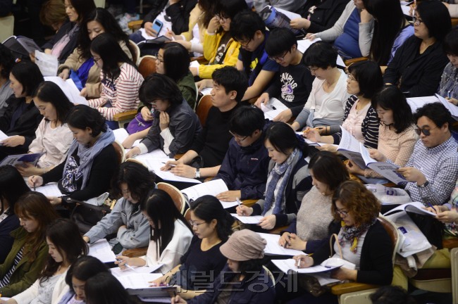 11일 오후 서울 진선여자고등학교에서 한 입시업체의 고교 입시설명회가 열린 가운데 수많은 입시생들과 학부모들이 참석해 입시전략에 대한 설명회를 경청하고 있다. 박해묵 기자/mook@heraldcorp.com
11일 오후 서울 진선여자고등학교에서 한 입시업체의 고교 입시설명회가 열린 가운데 수많은 입시생들과 학부모들이 참석해 입시전략에 대한 설명회를 경청하고 있다. 박해묵 기자/mook@heraldcorp.com
11일 오후 서울 진선여자고등학교에서 한 입시업체의 고교 입시설명회가 열린 가운데 수많은 입시생들과 학부모들이 참석해 입시전략에 대한 설명회를 경청하고 있다. 박해묵 기자/mook@heraldcorp.com