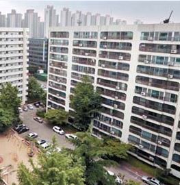 강남권 재건축 중 ‘알짜’로 꼽히는 신반포6차 재건축조합이 소송 끝에 시공사를 바꿀 수 있게 됐다. 조합은 이번 판결로 D건설이 시공권을 잃어 삼성물산 측에 시공사 입찰제안서를 전달한 것으로 알려졌다.