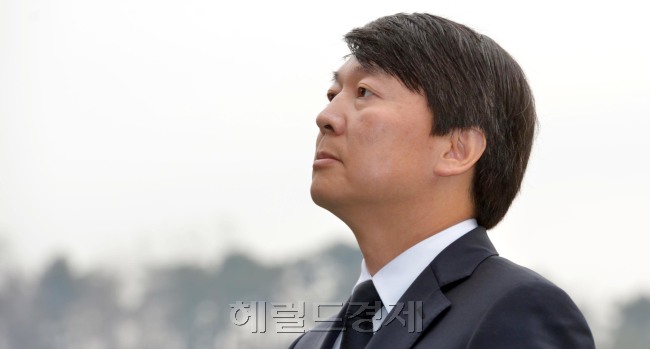 안철수 전 서울대 교수가  12일 오전 서울 동작구 국립서울현충원을 방문해 참배하고 있다.<br />김명섭 기자 msiron@heraldcorp.com
안철수 전 서울대 교수가  12일 오전 서울 동작구 국립서울현충원을 방문해 참배하고 있다.
김명섭 기자 msiron@heraldcorp.com
안철수 전 서울대 교수가  12일 오전 서울 동작구 국립서울현충원을 방문해 참배하고 있다.
김명섭 기자 msiron@heraldcorp.com
