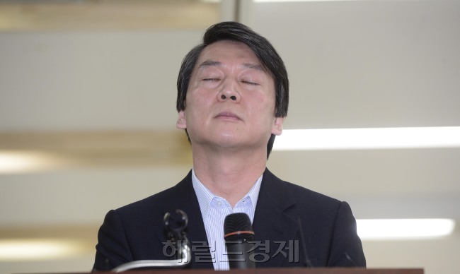 안철수 무소속 대선후보가 27일 오후 서울 공평동 선거캠프 사무실에서 기자회견을 갖고 장하성 고려대 경영학과 교수의 캠프합류에 대한 감사 기자회견과 다운계약서 논란과 관련해 사과하고 있다. 박해묵 기자/mook@heraldcorp.com
안철수 무소속 대선후보가 27일 오후 서울 공평동 선거캠프 사무실에서 기자회견을 갖고 장하성 고려대 경영학과 교수의 캠프합류에 대한 감사 기자회견과 다운계약서 논란과 관련해 사과하고 있다. 박해묵 기자/mook@heraldcorp.com
안철수 무소속 대선후보가 27일 오후 서울 공평동 선거캠프 사무실에서 기자회견을 갖고 장하성 고려대 경영학과 교수의 캠프합류에 대한 감사 기자회견과 다운계약서 논란과 관련해 사과하고 있다. 박해묵 기자/mook@heraldcorp.com