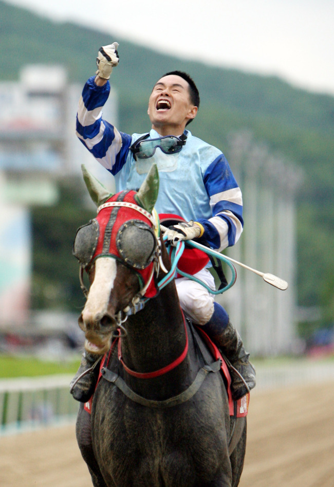 2013년 우승한 스피디퍼스트와 후지이 기수.
