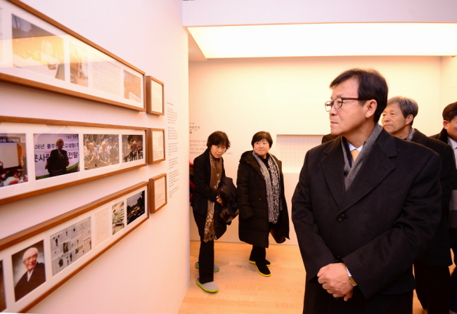 충북 괴산 일대에 ‘한국 유기농의 아버지’ 고(故) 원경선 원장을 기리는 ‘원경선기념관’이 문을 열었다. 풀무원은 창립 30주년인 12일 충북 괴산군 청천면 평단리의 연수원 ‘로하스아카데미’ 경내에서 풀무원농장 창립자인 고 원경선 원장의 장남인 원혜영 의원 등 유가족과 남승우 풀무원 총괄 CEO 등 30여명이 참석한 가운데 ‘원경선기념관’ 개관식을 가졌다고 12일 밝혔다.